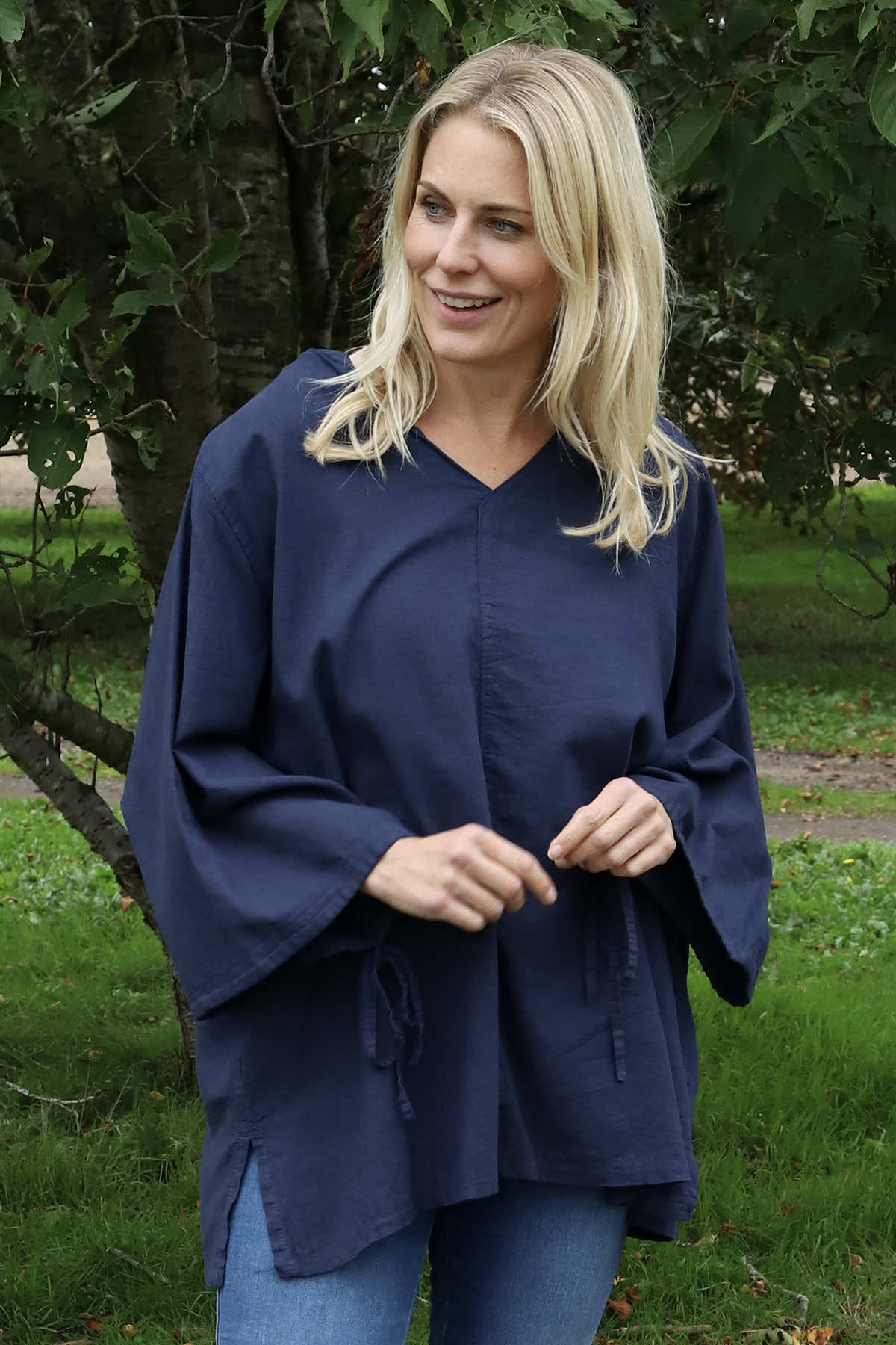 Nulvi V-Neck Linen Top Navy