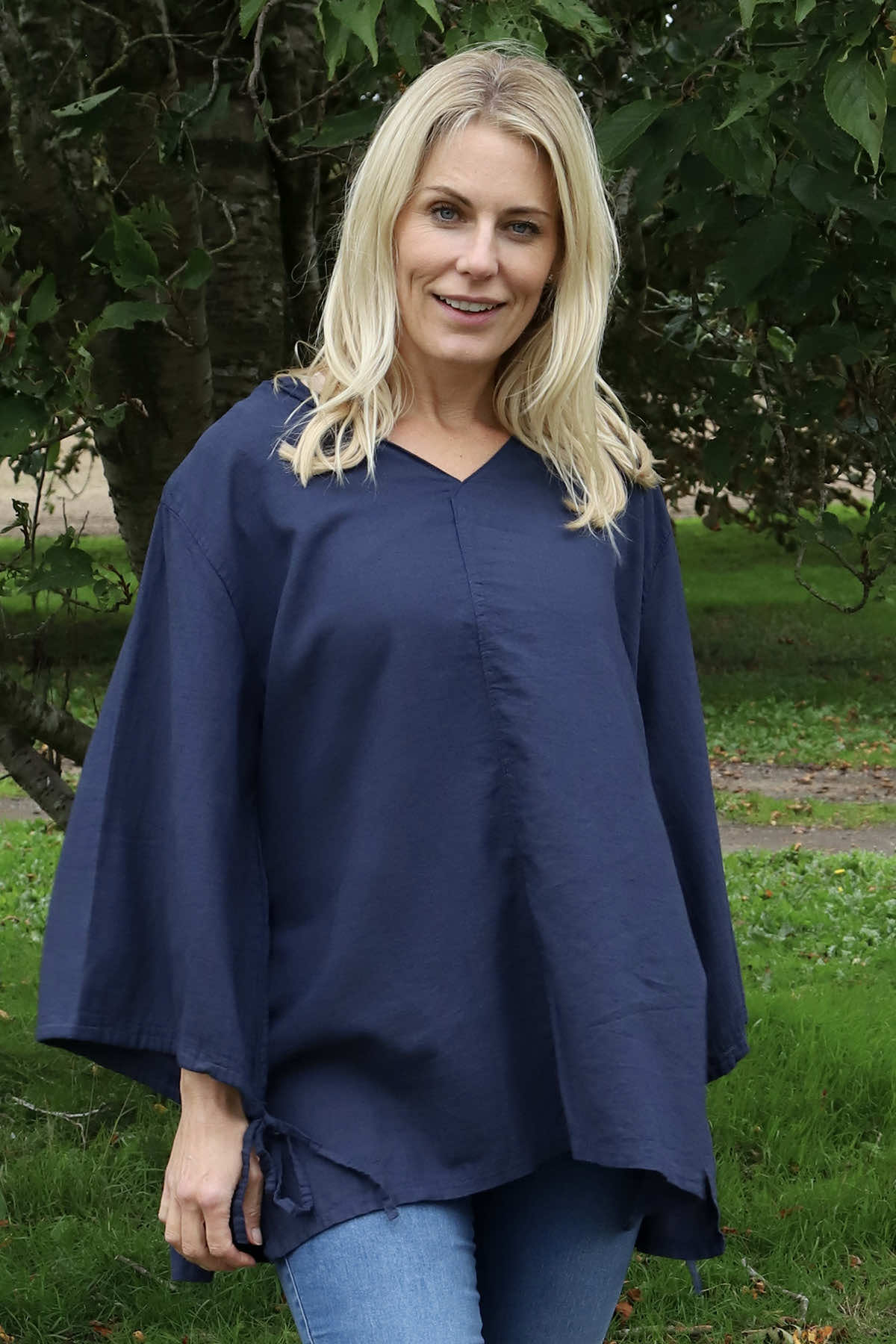 Nulvi V-Neck Linen Top Navy