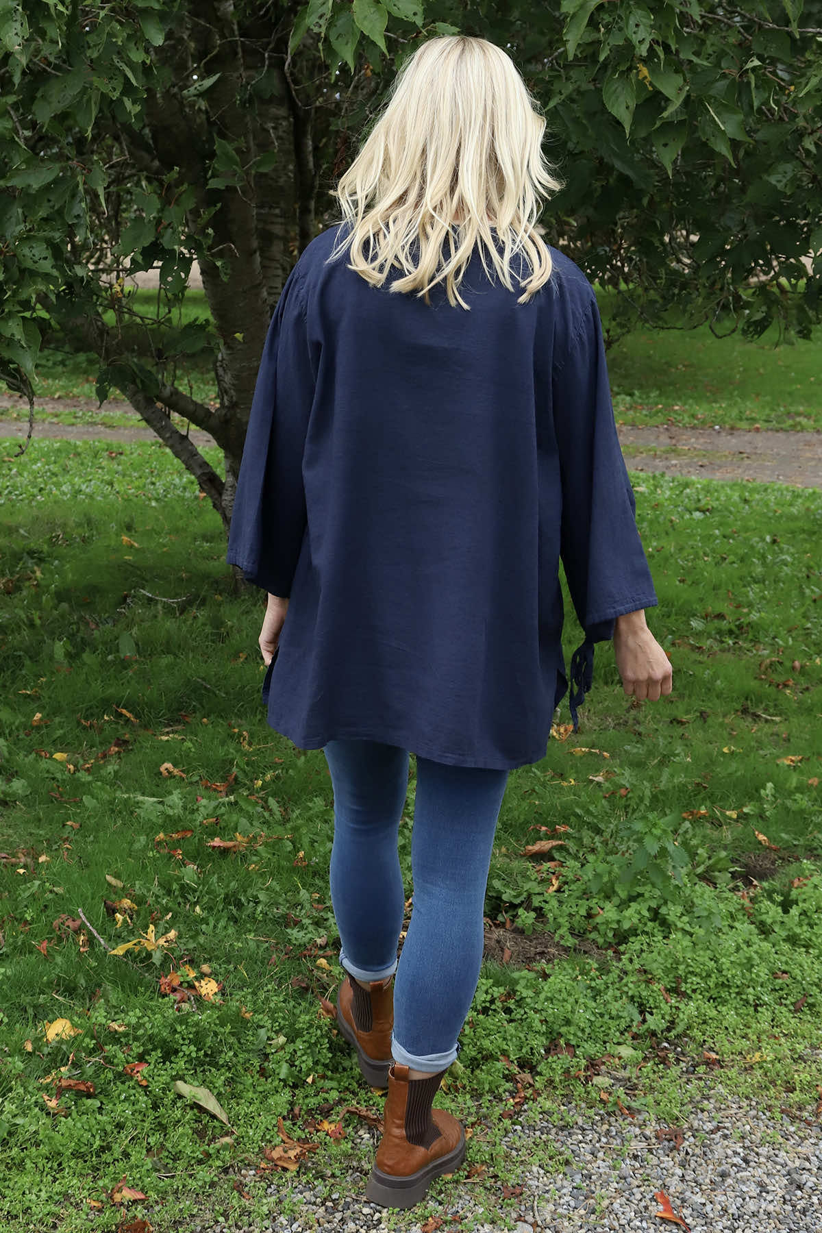 Nulvi V-Neck Linen Top Navy