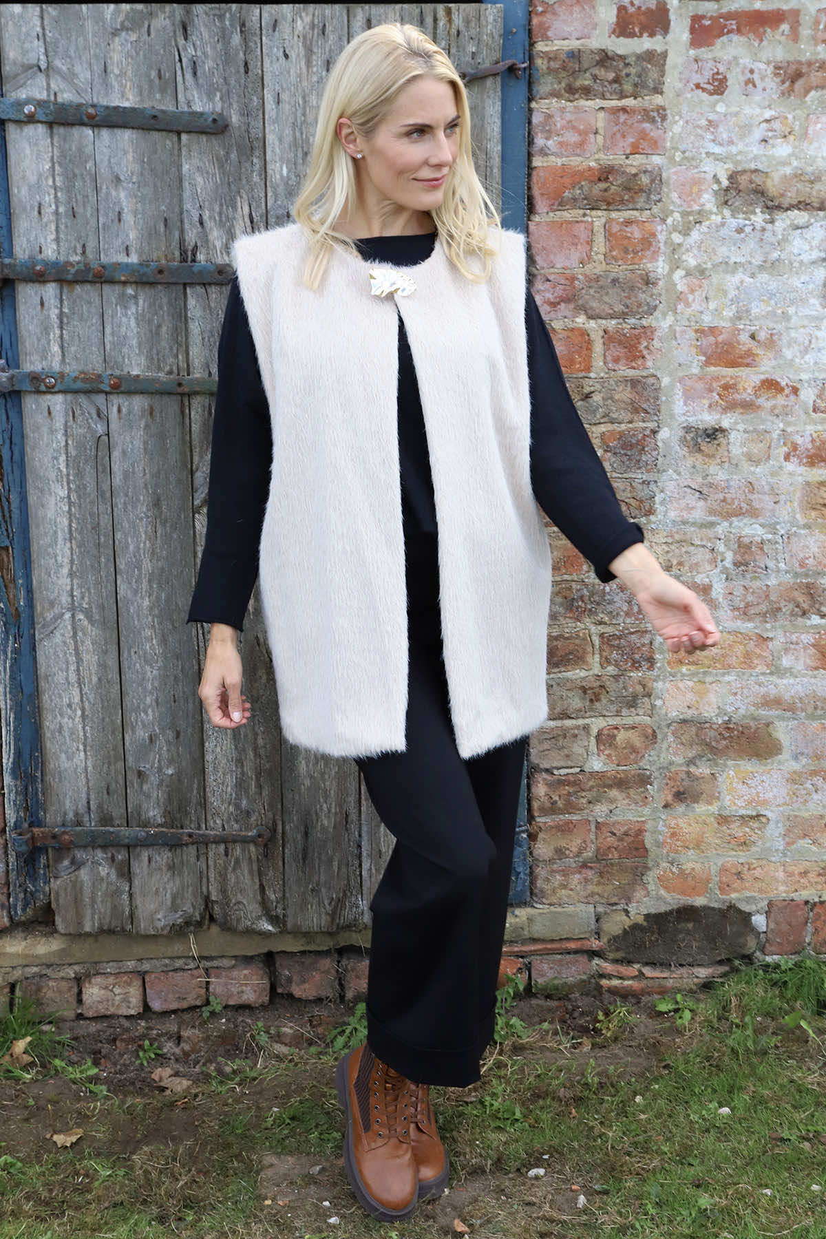 Sunya Fluffy Gilet Stone