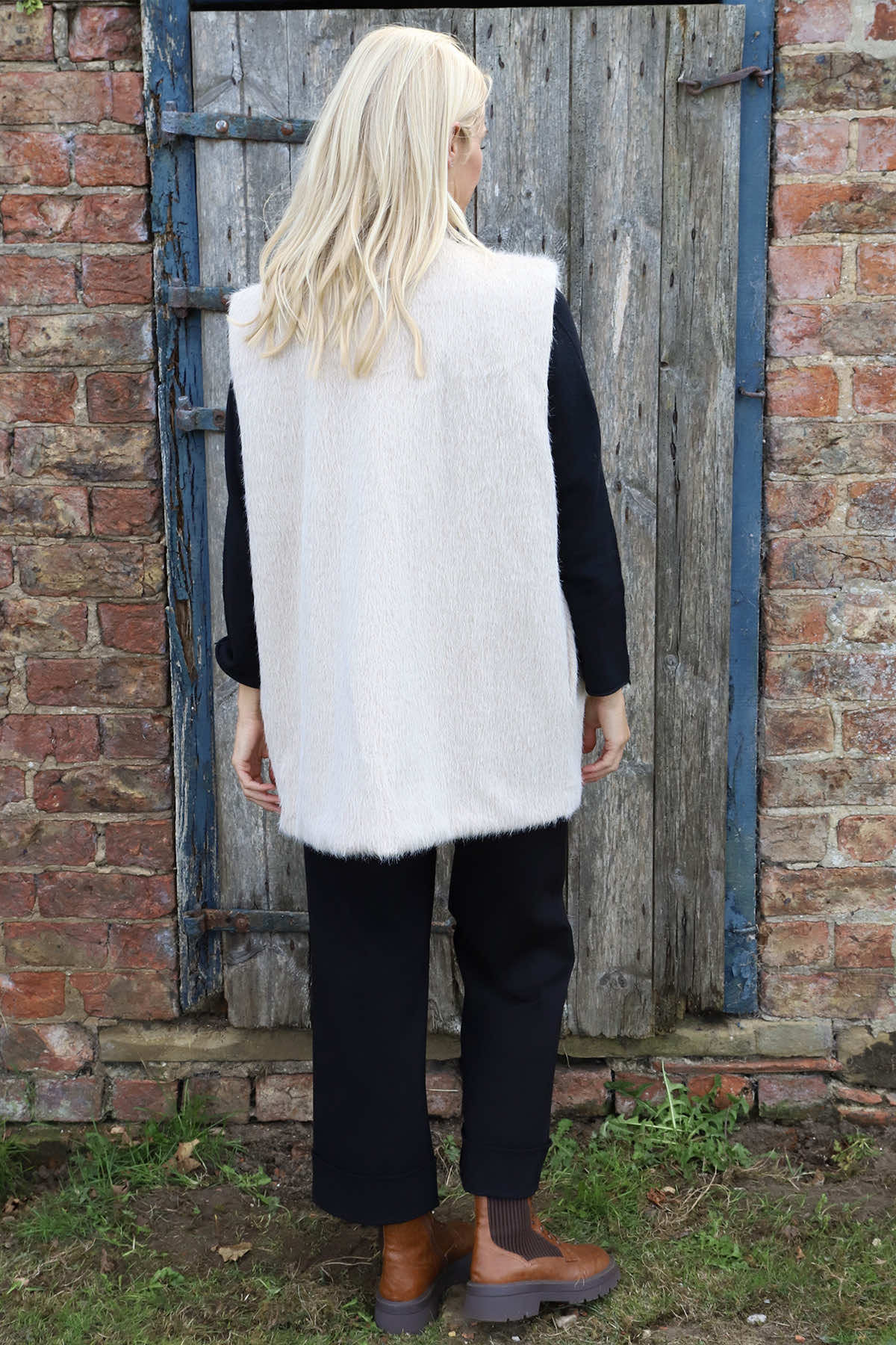 Sunya Fluffy Gilet Stone